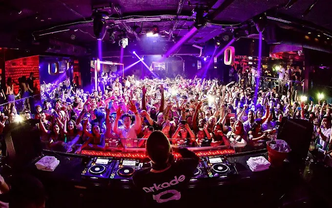 opium beach club barcelona party image