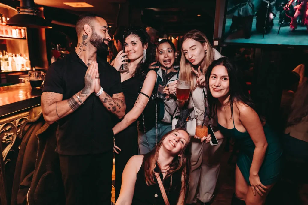 barcelona pub crawl alternative party pass